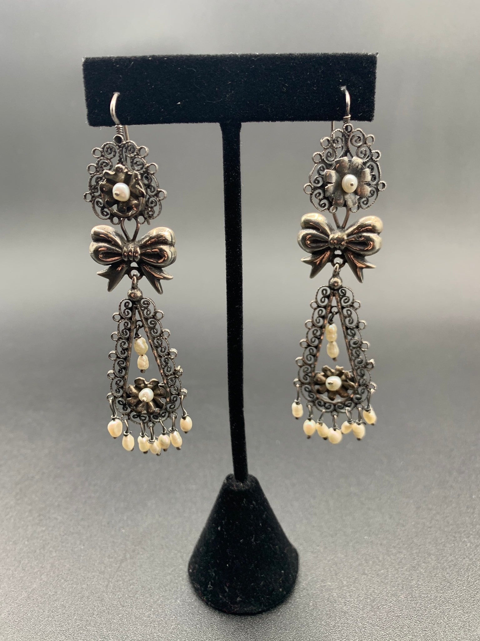 Federico Jimenez - Flower and Bow Earrings with Mother of Pearl beads